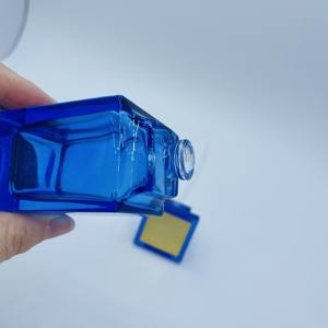 Botella de Perfume Cuadrada de Vidrio de 50 ml con Tapa de Plástico, Frascos de Vidrio Premium para Cuidado Personal - Product Image 4