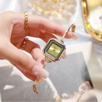 Jam Tangan Wanita Kotak Kecil Terlaris Lintas Negara; Jam Tangan Quartz dengan Dial Multi-warna dan Gelang Berhiaskan Berlian