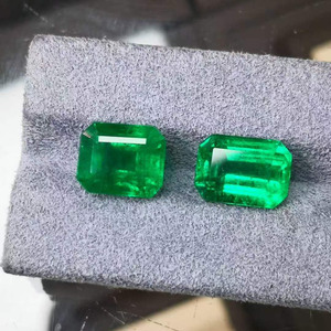 Paire de pierres précieuses naturelles SGARIT 5.595CT&5.204CT, émeraudes vertes, taille octogonale, pierres assorties pour la création de boucles d'oreilles. - Product Image 1