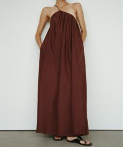 فستان نسائي بكتف واحد، فستان ماكسي بتصميم غير متماثل عند الرقبة، مصنوع من القطن العضوي، فستان ماكسي واسع بكتف واحد - Product Image 1