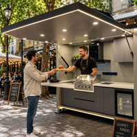 Cuisine extérieure modulaire et mobile avec auvent hydraulique pliable, barbecue, évier et réfrigérateur, sur mesure pour les projets hôteliers et commerciaux