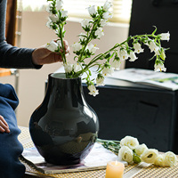 Vases d'entrée haut de gamme en verre soufflé artisanal, style médiéval, décor vintage, artistiques et émaillés, pour aménagements intérieurs.