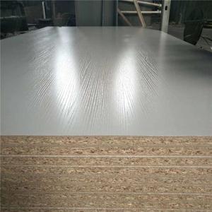 Tablero de Partículas Recubierto de Melamina de 18 mm, Lámina de Madera Contrachapada <span class=keywords><strong>MFC</strong></span> Laminada de 4x8 pies, Panel de Grado E0 al por Mayor para Fabricación de Muebles - Product Image 2