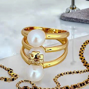 Anillo de Perlas Elegante con Letras y Tres Capas de Piedras Preciosas, Joyería UM 2025, Anillo de Compromiso de Lujo Unisex, Latón Chapado en Oro de 18K - Product Image 3