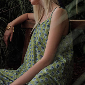 Pantalon à bretelles en satin à fleurs vert de style rétro vintage français vêtements de maison décontractés avec fermeture à la taille élastique pour l'été - Product Image 3