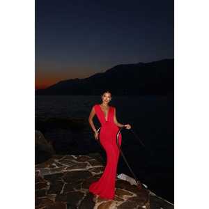 Robe de soirée rouge style simple, coupe trapèze, longueur genou, avec détails roses, taille empire au crochet, ornée de strass et de plumes - Product Image 6