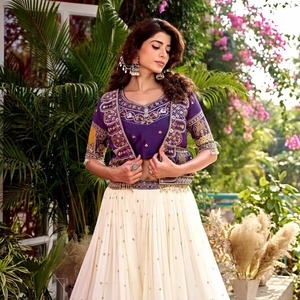 Conjunto de Lehenga, Kurti y Dupatta para Mujer, Ideal para Fiestas y Celebraciones, Disponible para la Venta - Product Image 1
