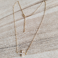 Collar de una Sola Capa de Acero Inoxidable Impermeable y Resistente al Deslustre con Cruz Chapada en Oro Real y Adornado con Circonita Cúbica de 18K