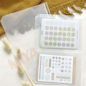 Reliure personnalisée A5A6A7 en <span class=keywords><strong>plastique</strong></span> givré transparent, <span class=keywords><strong>pochette</strong></span> à chargement par le haut à 4 poches, fente pour carte en PVC pour planificateur - Product Image 1