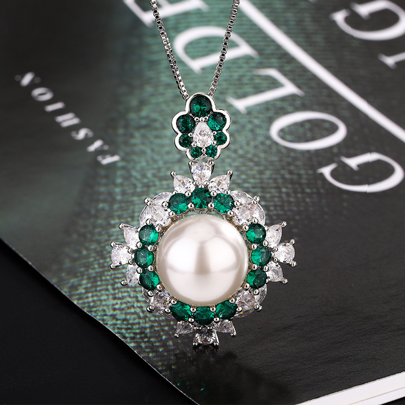 Collier de perles vertes et blanches