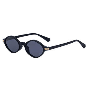 Gafas de Sol Ovaladas con Marco Pequeño XH-3589, Negras, PC UV400, Unisex, Clase 2, Protección Solar, Moda, Uso en Exteriores - Product Image 4