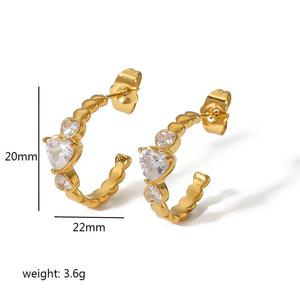 Pendientes Huggie con forma de corazón con incrustaciones de cristal en oro de 18 quilates y acero inoxidable para uso diario TE6218 - Product Image 4