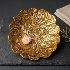 Assiette décorative en métal en forme de fleur, motif végétal gravé à la main, design oriental, couleur dorée - Product Image 1