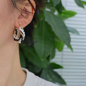 Venta al por mayor de fábrica: Pendientes de aro retorcidos hechos a mano, con perlas naturales de agua dulce y espinela negra, chapados en oro de 14K, para mujer. - Product Image 4