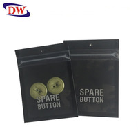 Sac en plastique d'emballage refermable avec propre logo imprimé à l'avant, dos transparent, fermeture à glissière laminée noire en PE, bouton de rechange