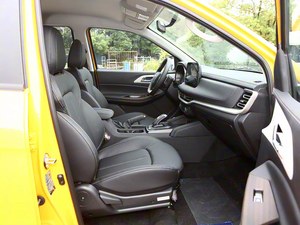 Pick-up diesel 2WD automatique <span class=keywords><strong>JMC</strong></span> Yuhu 7 2.0T Turbo 2022 |   Volant à gauche, pneus R17, galerie de toit métallique, sièges en tissu, intérieur foncé - Product Image 5