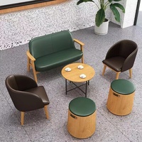 Meubles de restaurant et de café au lait au design nordique moderne : table et chaises en bois, ensemble de banquettes.
