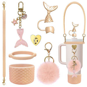 Vente en gros de stock pour ensemble de bouteilles d'eau en silicone, motif d'écailles de poisson 3D, paille, bouchon, chaîne de tasse, pompon, accessoires de sirène - Product Image 3