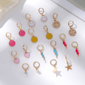 Boucles d'oreilles créoles en alliage de zinc, motif visage souriant, tendance, pour soirée, ensemble de boucles d'oreilles pendantes colorées à motif dessin animé - Product Image 2