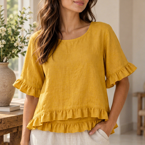 Conjunto de Dos Piezas para Mujer, Blusa de Lino y Algodón con Volantes en Amarillo Mostaza y Pantalones Blancos con Logotipo Frontal, Venta al Por Mayor - Product Image 1