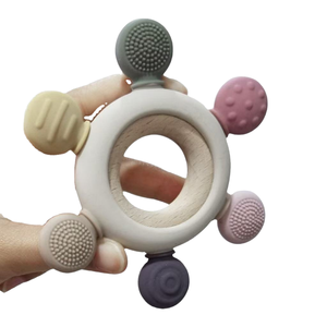 Anneau de dentition mignon en silicone sans BPA pour bébé, produit de dentition en bois pour l'alimentation et la mastication de bébé de 0 à 12 mois - Product Image 1