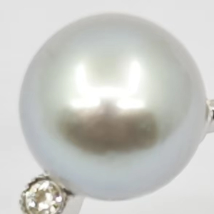 Exquisito Anillo Clásico de Oro de 18K con Perla Akoya y Diamantes con Perla de 7.5mm - Product Image 2