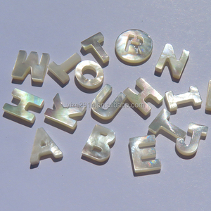 Vente en gros d'accessoires de bijoux DIY : Breloques pendentifs 26 lettres de l'alphabet en nacre naturelle - Product Image 3