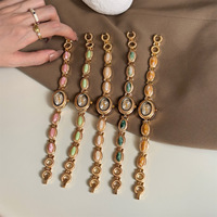 Nouvelle Montre Vintage pour Femme avec Pierres Précieuses Colorées, Luxe Léger, Bijou Rétro Personnalisé en Or, Petite Montre Bracelet Mignonne et Noble