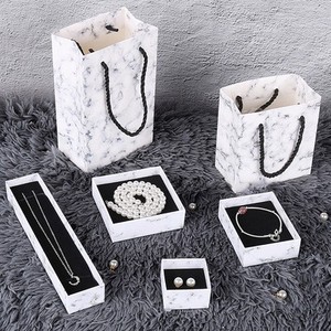 Boîte à bijoux rigide personnalisée en marbre blanc avec intérieur en velours, solution tout-en-un pour l'emballage cadeau de colliers et de boucles d'oreilles - Product Image 3