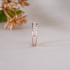 Bague de mariage classique en or rose avec moissanite taille ronde, élégante, sertie en canal, pour femme, bijou demi-éternité pour anniversaire - Product Image 5