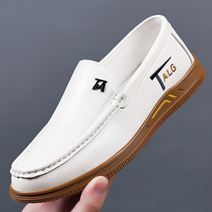 Mocasines de cuero blancos para hombre, zapatos informales de estilo británico con suela suave para jóvenes - Product Image 1