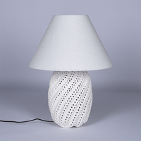 Lampe de table LED artisanale en céramique écologique avec abat-jour en tissu de lin, design moderne style ferme, intensité réglable, multicolore
