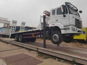 Camión de Carga de Plataforma Sinotruk Howo NX 6x4 de 10 Ruedas, 20 Toneladas, 30 Toneladas, Nuevo, para Maquinaria Pesada - Product Image 2