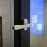 Fenêtre antivol de haute sécurité en alliage d'aluminium Double portes et fenêtres en verre trempé avec gril pour maison Villa