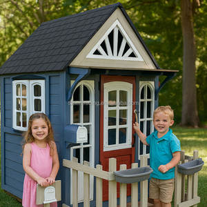 Casa de juegos infantil Outsunny de madera de abeto chino para niños de 3 a 7 años con valla, soporte para plantas, puerta y ventanas - Product Image 1