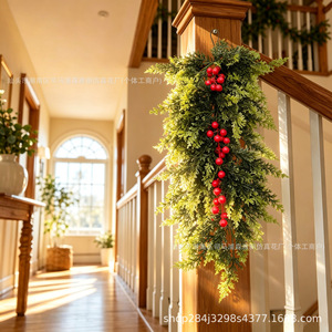 Guirlande de Noël artificielle Mori Ayari, 24 pouces, en plastique vert avec baies rouges, pour la décoration de la maison et des fêtes - Product Image 1