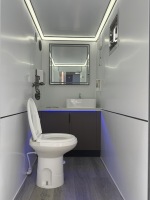 Toilettes portables modernes personnalisées, remorque mobile de luxe durable pour les toilettes de camping en plein air avec couleur personnalisée