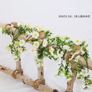 Tuberías <span class=keywords><strong>de</strong></span> aire acondicionado envueltas en paneles decorativos para pared interior, que cubren las guirnaldas y las guirnaldas <span class=keywords><strong>de</strong></span> girasoles artificiales. - Product Image 2