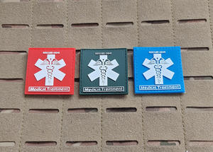 OEM 工場価格 メーカー製 PVC メディカルクロスバッジ 救急パッチ 面ファスナー付き 3Dラバー 赤十字エンブレム 医療用ワッペン - Product Image 4