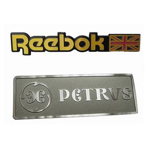 Placas de Identificación Personalizadas de Aluminio Fundido a Presión, Letras de Alto Brillo, Logotipo Anodizado, Modelo con Serigrafía 3D - Product Image 6