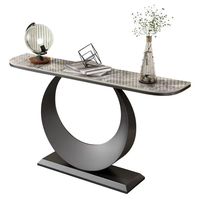 La table d'entrée en plaques de roche de style italien avec une plate-forme d'observation est une table de console de commande murale de salon simple et moderne