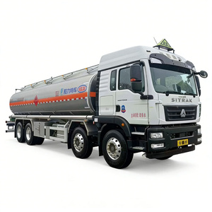 Camion-citerne Sinotruk 8x4 grande capacité pour le <span class=keywords><strong>transport</strong></span> de carburant et le ravitaillement en milieu minier - Product Image 1