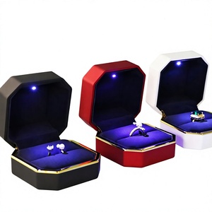 Caja de Joyería de Cuero Luminosa con Luz LED, Diseño Cuadrado, de Lujo, para Regalo del Día de San Valentín, Organizador para Anillos y Collares, con Forro de Terciopelo, Venta al Por Mayor - Product Image 4
