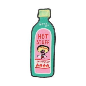Broche vintage divertido con diseño de botella de salsa picante, de aleación de zinc y esmalte de níquel negro, con texto de cita en inglés, para insignia, chaqueta vaquera y mochila - Product Image 1
