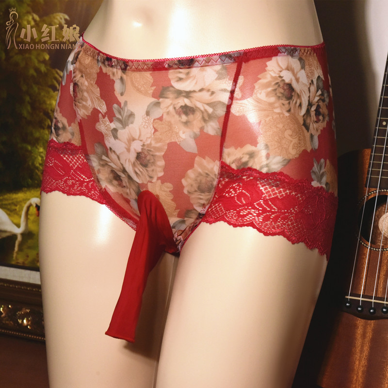 hombres usando ropa interior de mujer