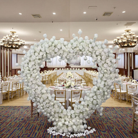 Arche de mariage en fer en forme de cœur, collection 2026, avec roses blanches et toile de fond florale en soie personnalisée pour demande en mariage et fêtes