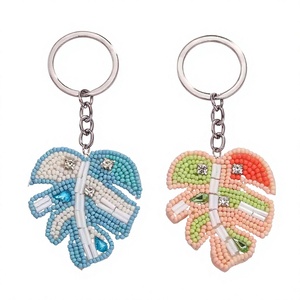 Porte-clés Feuille de Monstera en Acier Inoxydable Perlé, Anneau Tressé Tendance, Forme Irrégulière Mignonne, Artisanat en Résine, Mousqueton pour Femme - Product Image 1