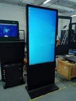 Totem Digital LCD Drive-thru Luar Ruangan 55 Inci, Kecerahan Tinggi 3000 Nits, Tahan Air IP66, Laminasi Penuh, Anti-silau