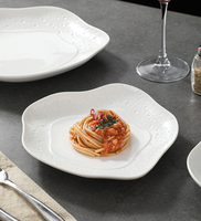 Assiettes à dîner irrégulières blanches avec bord doré et bord texturé, assiette en céramique pour apéritifs, desserts, plats principaux, repas
