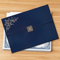 Carpeta para Diploma de Cuero PU con Estampado Dorado de Flor de Ciruelo Oriental y Hebilla Metálica con Patrón Cuadrado Chino